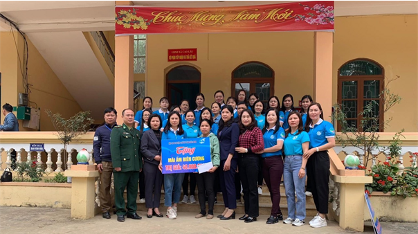 Hội Liên hiệp phụ nữ huyện Quế Võ, tỉnh Bắc Ninh đã đến thăm, trao tặng quà “Mái ấm tình thương” cho hội viên hội Phụ nữ xã Cao Lâu.