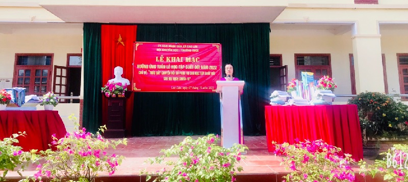 Cô Hoàng Thị Hiền - Hiệu trưởng trường THCS xã Cao Lâu phát biểu tại buổi Lễ khai mạc.