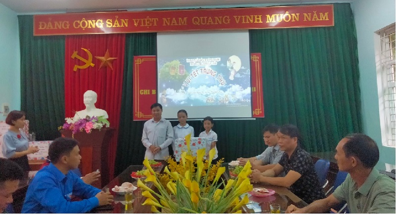 Đồng chí Vi Văn Thái -  Phó Bí thư Đảng Ủy,  Chủ tịch MTTQ xã đại diện tặng quà cho các em học sinh tiểu học nhân dịp tết trung thu.