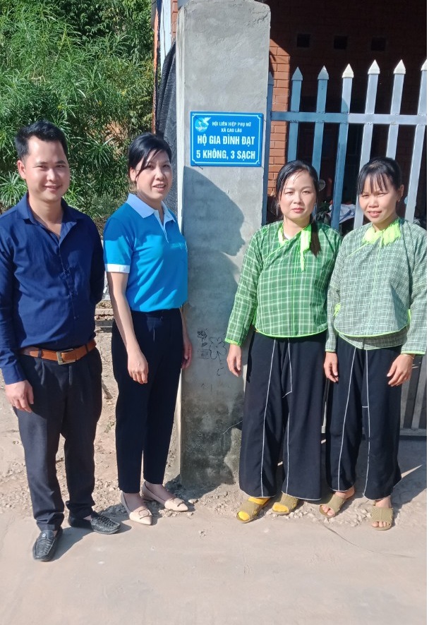 Hội LHPN xã gắn biển cho hộ gia đình đạt 5 không, 3 sạch tại thôn Nà Thâm, xã Cao Lâu