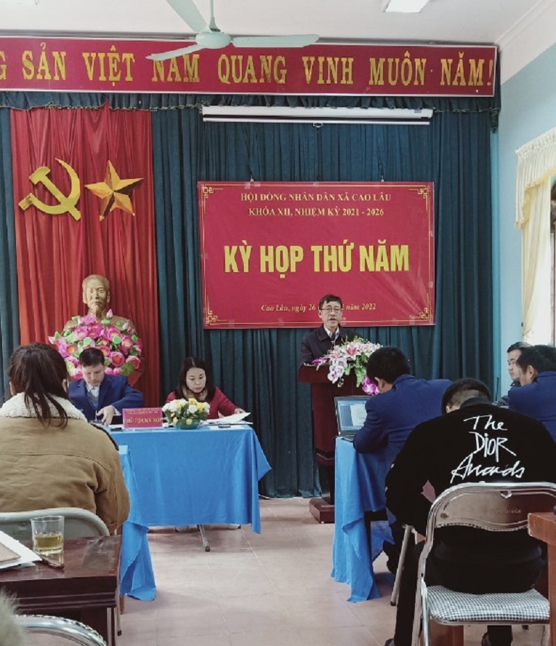 Đồng chí Bế Mạnh Lâm – Trưởng Ban Kinh tế- xã Hội HĐND huyện  phát biểu tại kỳ họp.
