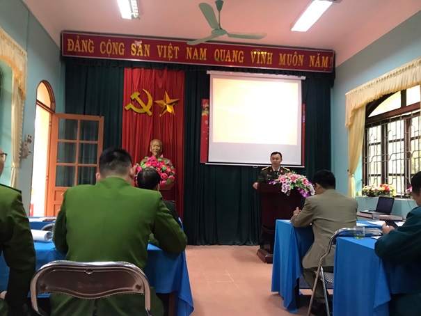 Đồng chí Thượng tá Lê Viết Thành - Phó Trưởng công an huyện phát biểu tại Hội nghị.