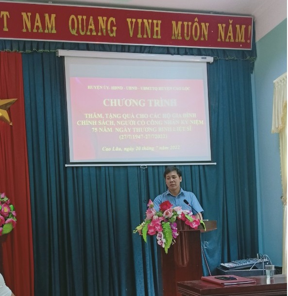 Ông Nguyễn Văn Thịnh – Huyện Ủy viên, Phó Chủ tịch UBND huyện, trưởng đoàn phát biểu tại buổi tặng quà