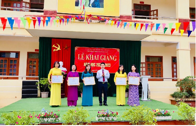 Đồng chí Phùng Đức Chính - Chánh án Toà án Nhân dân huyện Cao Lộc đại diện đoàn trao giấy khen cho các cá nhân có thành tích cao trong năm học 2021-2022.  (Ảnh Trường THCS xã)