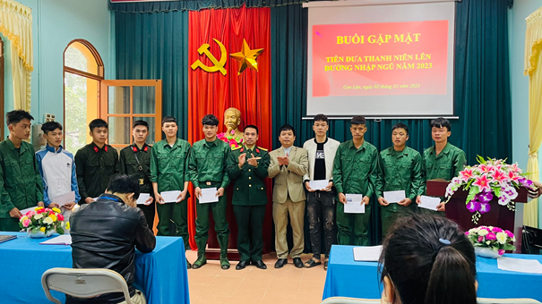Đại diện lãnh đạo Đảng uỷ, HĐND, UBND, UB MTTQ xã, các đơn vị đóng quân trên đia bàn tặng quà cho các thanh niên nhập ngũ năm 2023.