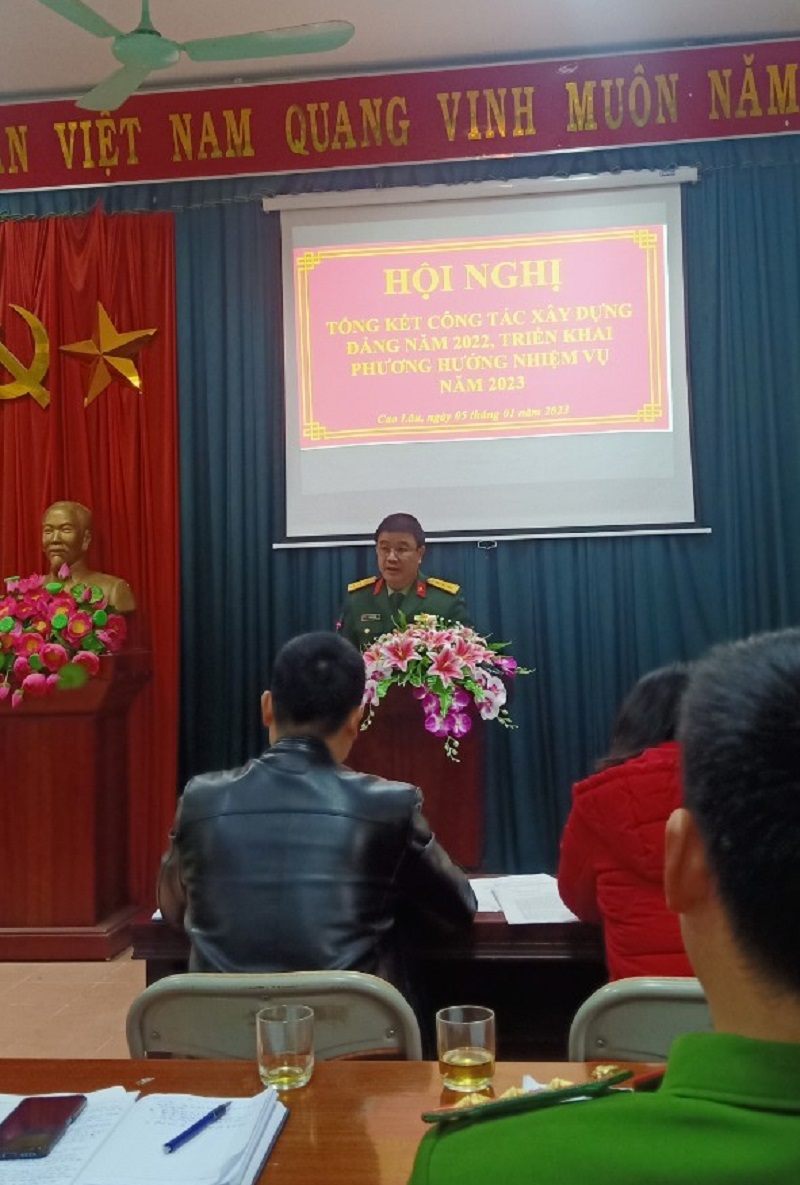 Đồng chí Phí Viết Hùng - Ủy viên Ban Thường vụ Huyện ủy, Chỉ huy Trưởng Ban Chỉ huy quân sự huyện phát biểu tại Hội nghị