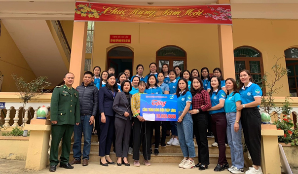 Hội Liên hiệp phụ nữ huyện Quế Võ, tỉnh Bắc Ninh trao tặng công trình bóng điện thắp sáng đường thôn cho thôn Pá Cuồng, xã Cao Lâu.
