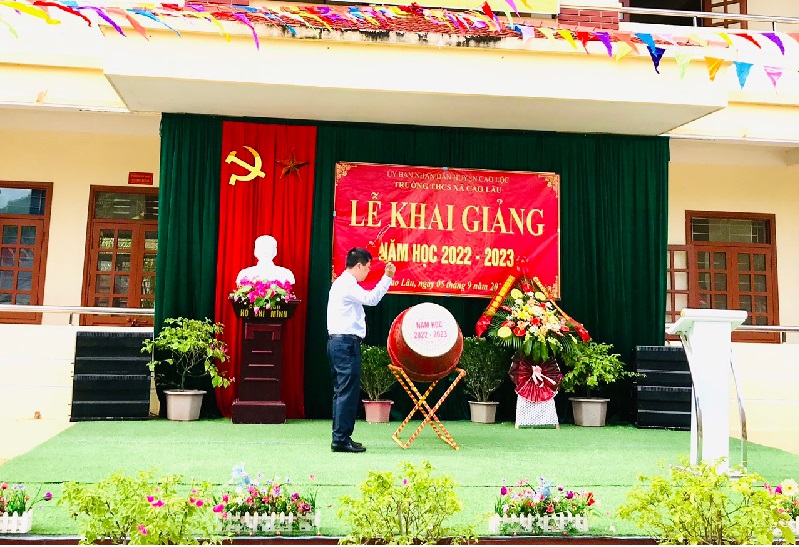 Đồng chí Phùng Đức Chính - Chánh án Toà án Nhân dân huyện Cao Lộc, đánh trống khai giảng năm học mới, năm học 2022-2023.