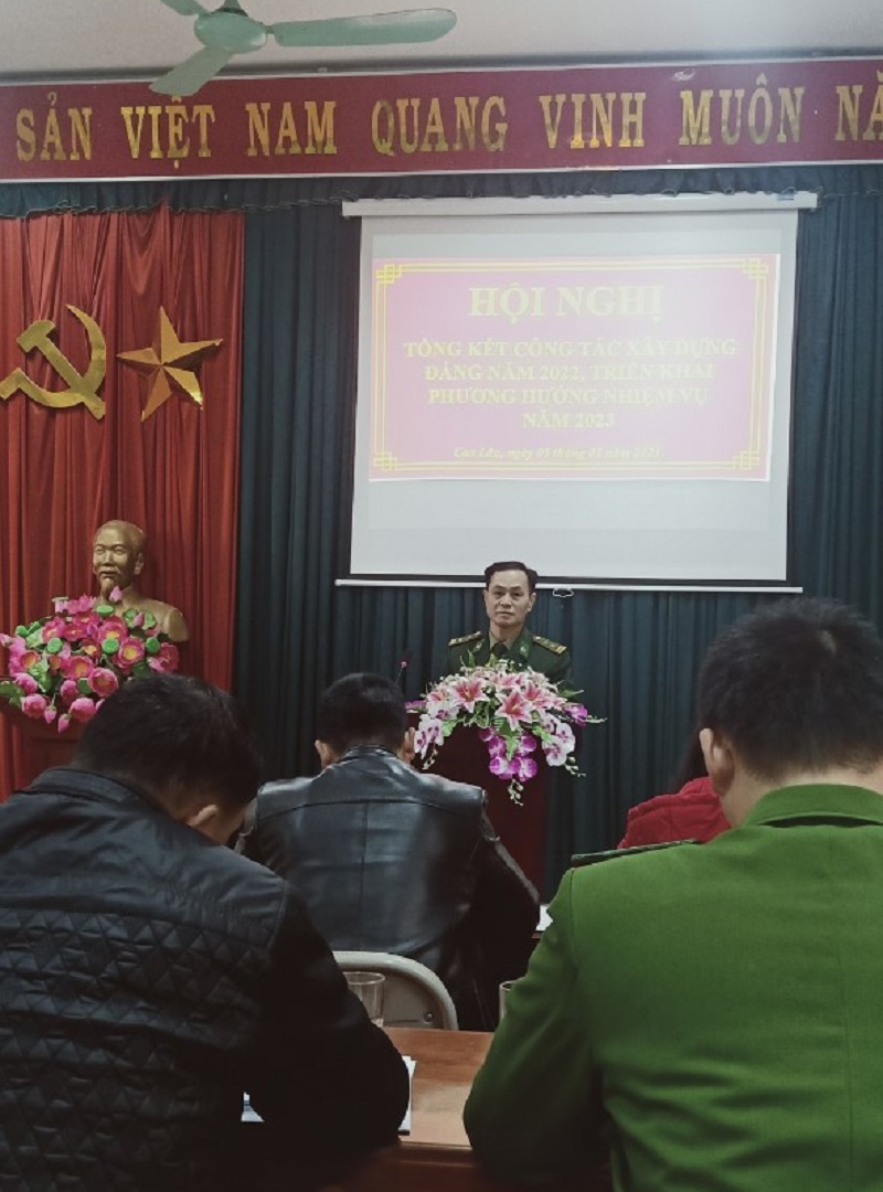 Đồng chí Trung tá Hoàng Trung Hiếu - Chính trị viên Đồn Biên phòng Ba Sơn phát biểu tại Hội nghị