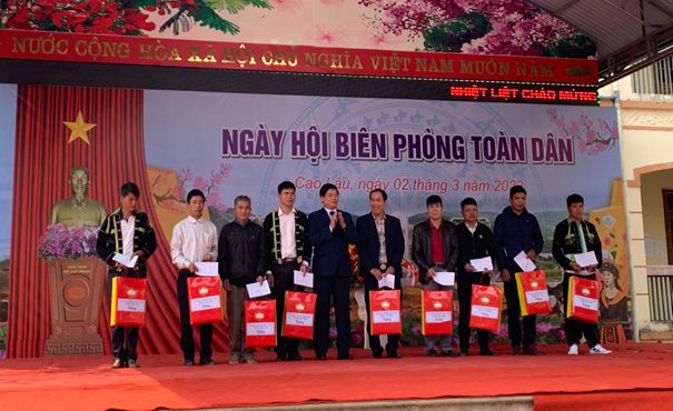 Đồng chí Nông Lương Chấn – Ủy viên Ban Thường vụ Tỉnh ủy- Chủ tịch Ủy ban MTTQ Việt Nam tỉnh Lạng Sơn lên trao quà cho các hộ gia đình.