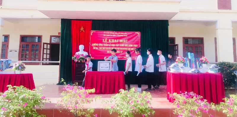 Các thầy cô và học sinh trên địa bàn xã quyên góp ủng hộ tại buổi Lễ khai mạc Tuần lễ học tập suốt đời tại trường THCS xã Cao Lâu.