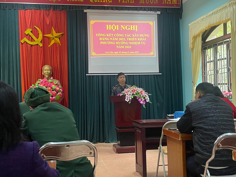 Đồng chí Hoàng Văn Điều – Bí thư Đảng ủy, Chủ tịch UBND xã phát biểu tại Hội Nghị