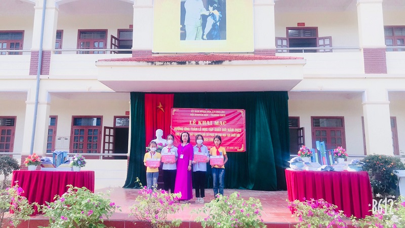 Chuyển quà tặng của chi nhánh Viettel Lạng Sơn cho các em học sinh trường THCS xã Cao Lâu có hoàn cảnh khó khăn, vươn lên trong học tập