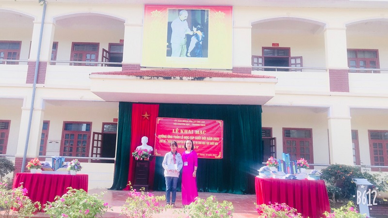 Chuyển quà tặng của chi nhánh Viettel Lạng Sơn cho các em học sinh trường THCS xã Cao Lâu có hoàn cảnh khó khăn, vươn lên trong học tập