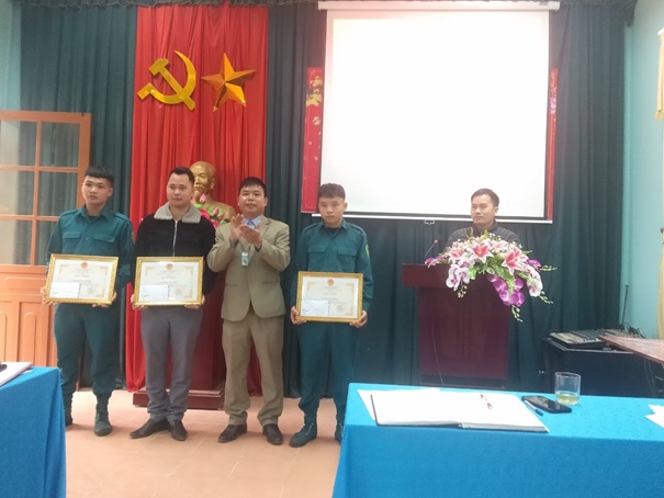 Đồng chí Hoàng Văn Điều – Bí thư Đảng uỷ, Chủ tịch UBND xã tặng giấy khen cho các cá nhân có thành tích xuất sắc trong lực lượng dân quân