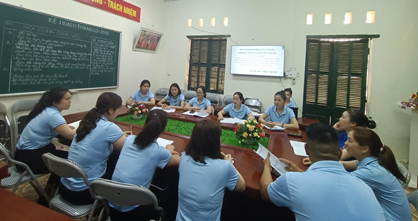 Đoàn viên thanh niên chi đoàn Mầm Non học tập tại Hội nghị trực tuyến do Tỉnh đoàn Lạng Sơn tổ chức.