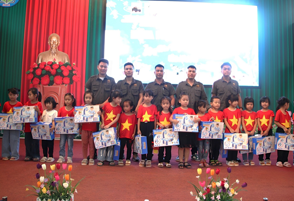 Đại diện câu lạc bộ xe bán tải địa hình Việt Nam PVC – Team Lạng Sơn trao quà cho các em học sinh