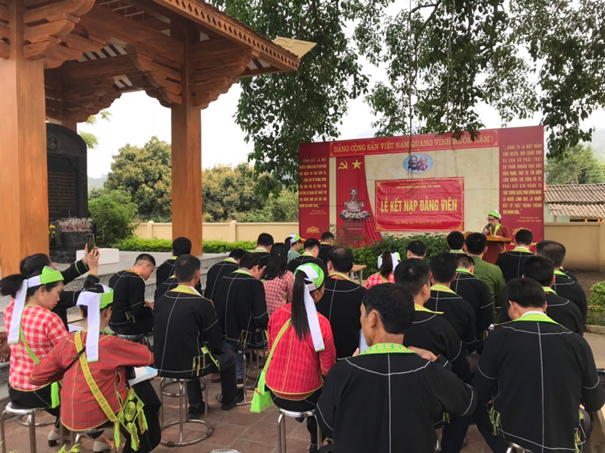 Lễ kết nạp đảng viên của Chi bộ thôn Bản Xâm, Chi bộ thôn Nà Thâm xã Cao Lâu tại Đình Háng Pài, thôn Còn Pheo, xã Thuỵ Hùng.