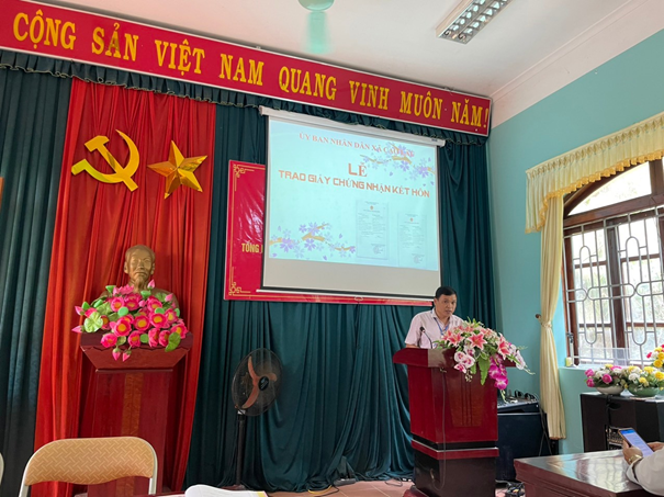 Đồng chí Vi Văn Đồng – Phó Chủ tịch UBND xã phát biểu tại buổi lễ trao giấy chứng nhận kết hôn cho đôi bạn trẻ.