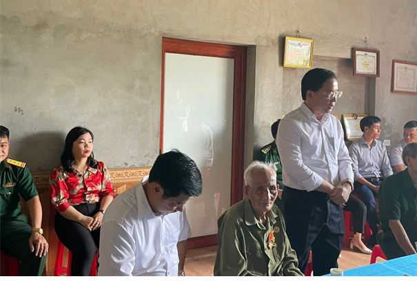 Đồng chí  Hoàng Văn Nghiệm, Phó Bí thư Thường trực Tỉnh uỷ, Trưởng đoàn Đại biểu Quốc hội tỉnh phát biểu tại buổi thăm hỏi gia đình ông Hoàng Chắn Phùng.