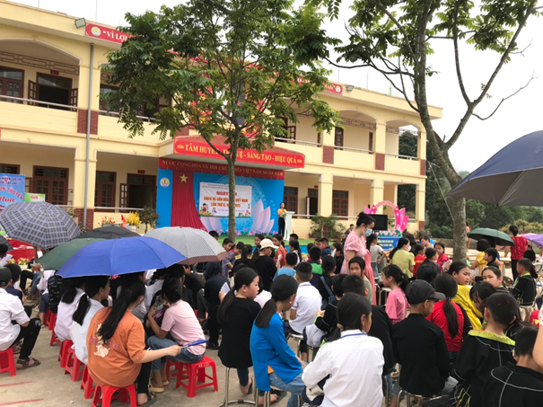 Các em học sinh trường THCS, trường Tiểu học tham gia Ngày hội sách và văn hoá đọc Việt Nam lần thứ 2 năm 2023.