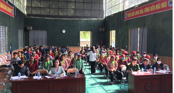Các đại biểu và học viên lớp xoá mù chữ xã Cao Lâu dự buổi Lễ khai giảng lớp xóa mù chữ năm 2023.