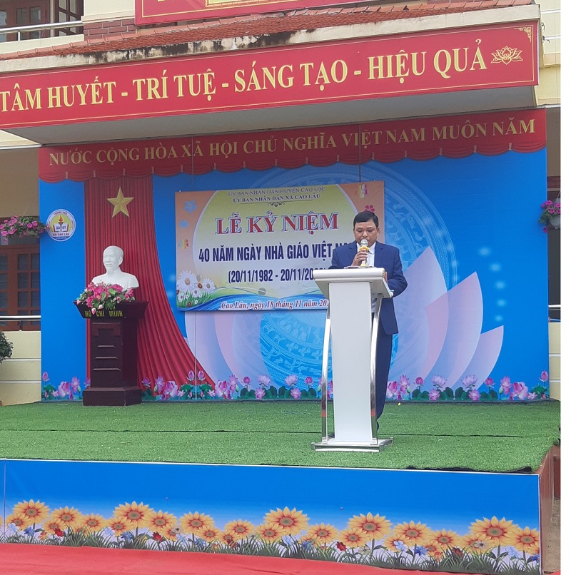 Đồng chí Vi Văn Đồng – Phó Chủ tịch UBND đọc diễn văn tại Lễ kỷ niệm Ngày nhá giáo Việt Nam 20/11.