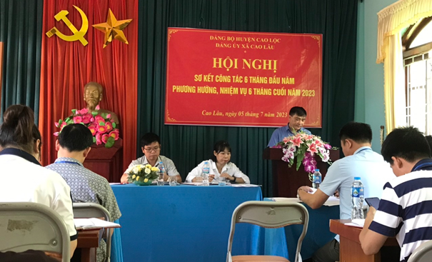 Đồng Chí Nguyễn Văn Bạch – Phó Bí thư Đảng uỷ, Chủ tịch MTTQ xã thông qua nội dung của Hội nghị sơ kết.