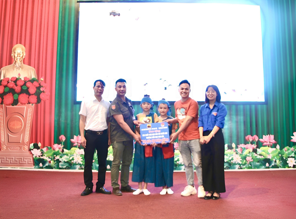 Ban tổ chức trao biểu trưng tặng quà cho đại diện trường Tiểu học xã Cao Lâu