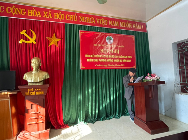 Ông Phạm Văn Mua – Chủ tịch Hội NCT xã thông qua báo cáo tại Hội nghị tổng kết năm 2023, triển khai phương hướng nhiệm vụ  năm 2024.