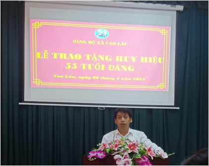 Đồng chí Vy Minh Long - Ủy viên Ban Thường vụ Huyện ủy, Trưởng Ban tuyên giáo, giám đốc trung tâm Chính trị huyện Cao Lộc phát biểu tại Lễ trao tặng huy hiệu.