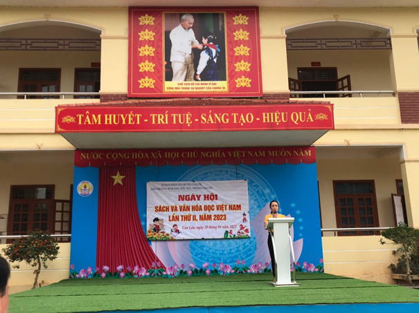 Cô Hoàng Thị Hiền - Hiệu trưởng trường THCS xã Cao Lâu phát biểu tại buổi Lễ khai mạc.