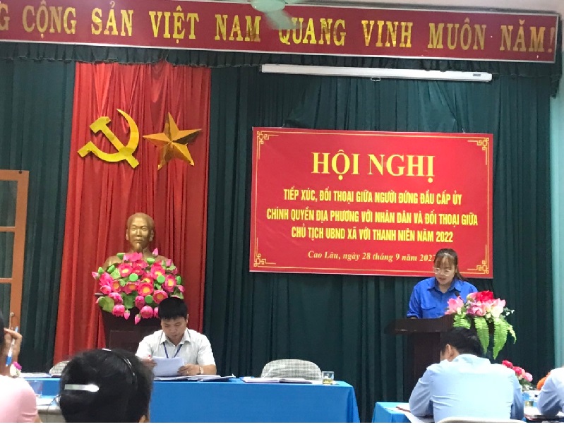Đồng chí Lương Bích Loan – Phó Bí thư Đoàn Thanh niên xã trao đổi, làm rỗ một số ý kiến tại Hội Nghị đối thoại.