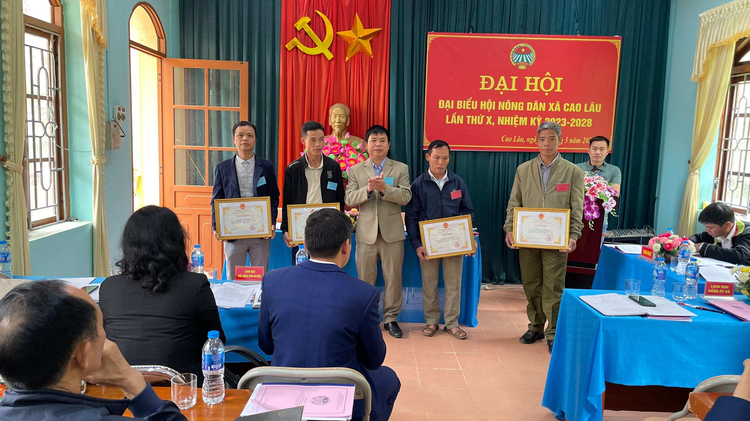 Đồng Chí Hoàng Văn Điều – Bí thư Đảng uỷ, Chủ tịch UBND xã tặng giấy khen cho các cá nhân có thành tích xuất sắc trog công tác Hội.