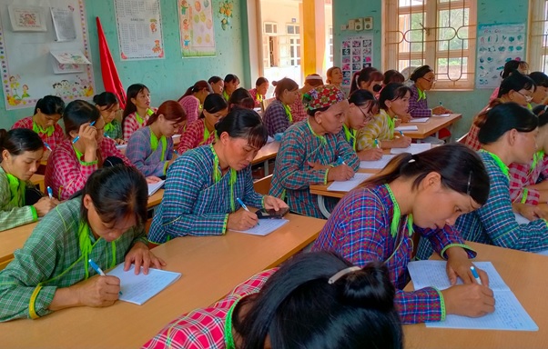 Các học viên chăm chỉ đến lớp và ghi chép bài vở.