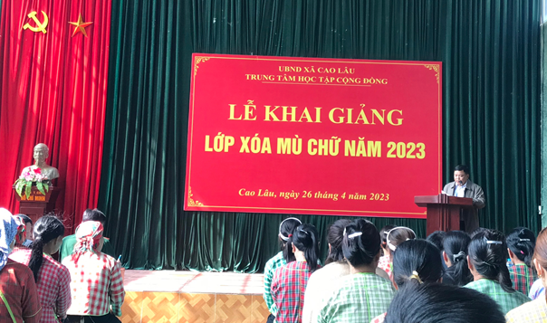 Đồng chí Vi Văn Đồng – Phó Chủ tịch UBND xã phát biểu tại Lễ khai giảng lớp xoá mù chữ năm 2023.