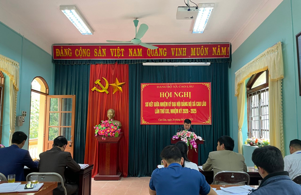 Đồng chí Vi Văn Thái – Phó Bí thư Đảng uỷ, Chủ tịch MTTQ xã thông qua báo cáo kiểm điểm công tác lãnh đạo, chỉ đạo của BCH đảng xã thực hiện nhiệm vụ giữa nhiệm kỳ 2020-2025.