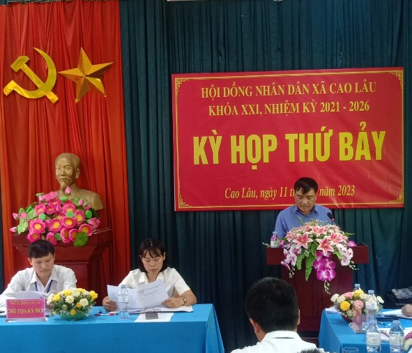 Đồng chí Nguyễn Văn Bạch – Phó Bí thư Đảng ủy, Chủ tịch MTTQ xã thông qua Thông báo của ỦB MTTQ xã tham gia xây dựng chính quyền tại Kỳ họp.