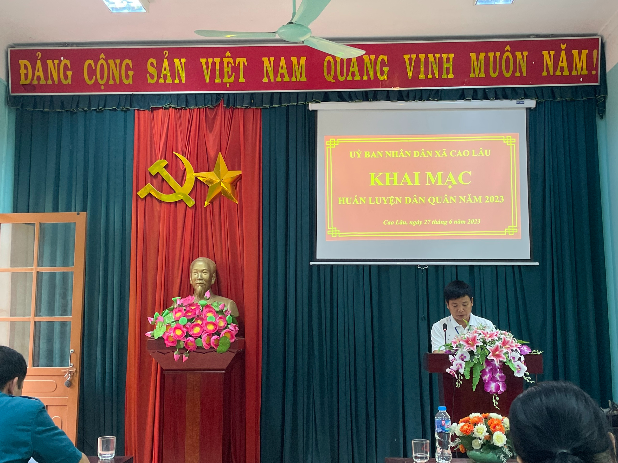 Đồng chí Hoàng Văn Điều – Bí thư Đảng uỷ, Chủ tịch UBND xã phát biểu tại buổi khai mạc huấn luyện dân quân tự vệ năm 2023.