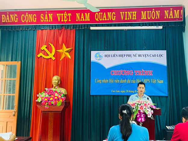 Đồng chí Nông Văn Nắm – Bí thư Chi bộ thôn Nà Thâm, đại diện cho các hội viên danh dự lên phát biểu.