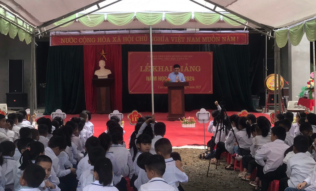Đồng chí Nguyễn Văn Bạch – Phó bí thư Đảng uỷ, Chủ tịch UB MTTQ xã phát biểu tại Lễ khai giảng năm học mới tại trường Tiểu học xã Cao Lâu.