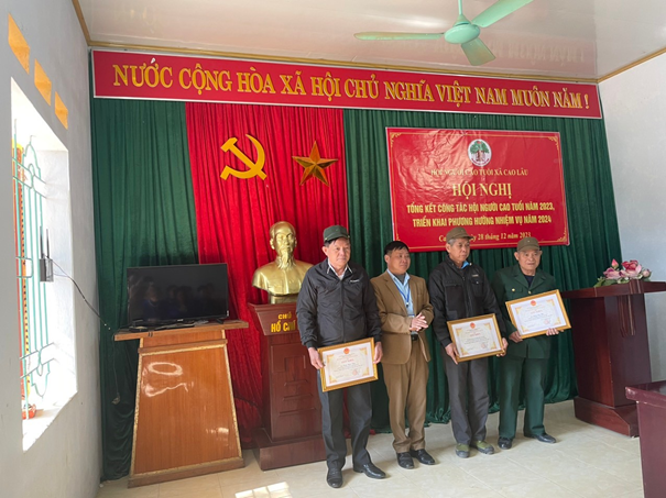 Đồng chí Vi Văn Thái – Phó Chủ tịch UBND xã tặng giấy khen cho các tập thể, cá nhân có thành tích xuất săc trong công tác Hội NCT năm 2023.