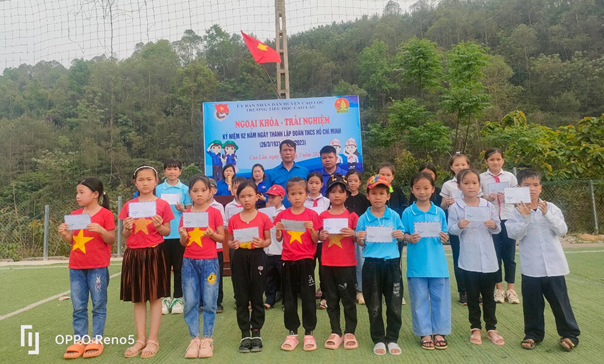 Trường Tiểu học trao phần thưởng cho các em học sinh có thành tích xuất sắc trong đợt thi đua chào mừng Ngày thành lập đoàn 26/3.