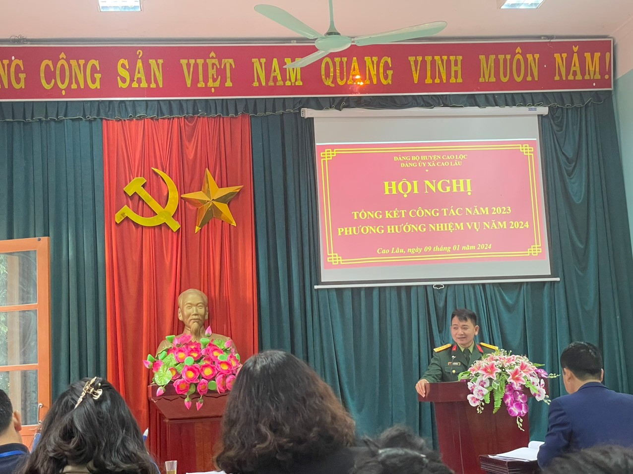 Đồng chí Cao Xuân Đoàn - Ủy viên Ban Thường vụ Huyện ủy, Chỉ huy Trưởng Ban Chỉ huy quân sự huyện phát biểu tại Hội nghị.