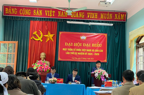 Đồng chí Hoàng Văn Điều – Bí thư Đảng uỷ, Chủ tịch UBND xã phát biểu tại Đại hội.