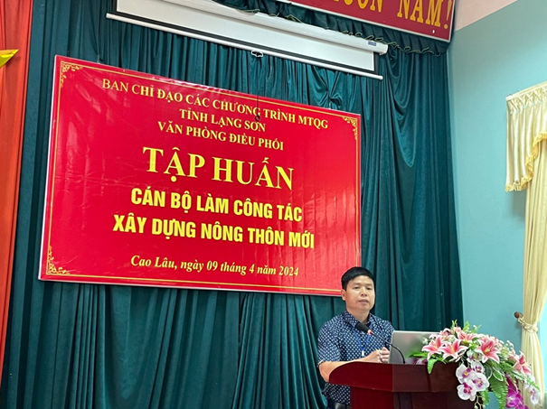 Đồng chí Hoàng Văn Điều – Bí thư Đảng uy, Chủ tịch UBND xã phát biểu tại Hội nghị tập huấn.
