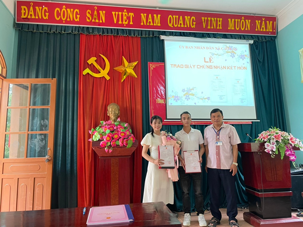 Đồng chí Vi Văn Đồng trao giấy chứng nhận kết hôn và tặng hoa chúc mừng  cho đôi bạn trẻ Lương Văn Đàm và Lương Thị Vạn.