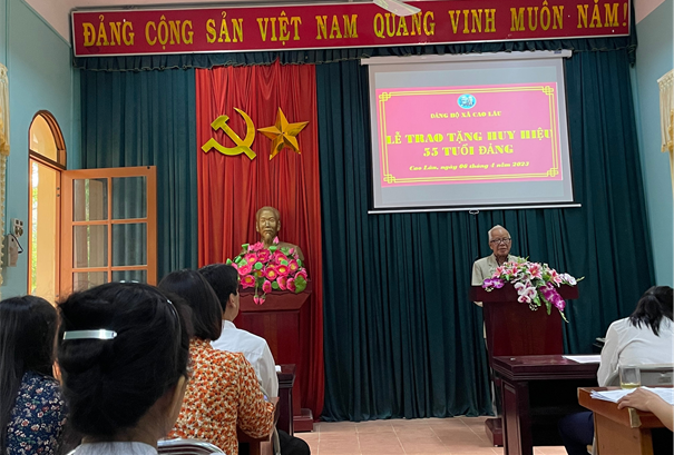 Đồng chí Hoàng Minh Kai, nhận huy hiệu 55 năm tuổi đảng phát biểu tại buổi Lễ trao tặng.