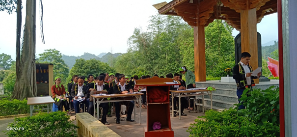 Các đồng chí đảng viên mới đọc lời tuyên thệ tại Lễ kết nạp.