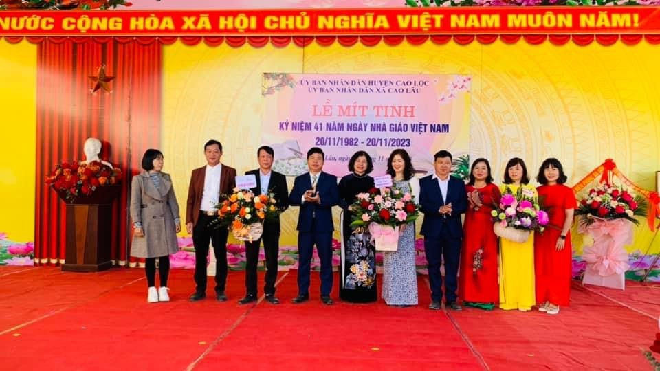 Các đồng chí lãnh đạo xã, các đơn vị trên địa bàn xã tặng hoa chúc mừng các đơn vị trường học nhân kỷ niệm 41 năm ngày Nhà giáo Việt Nam.